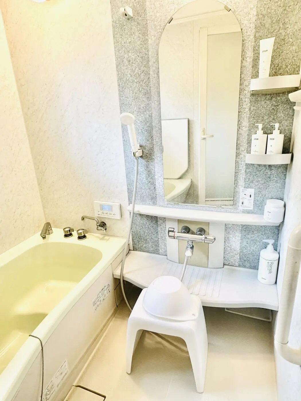 Salle de bain avec baignoire ofuro