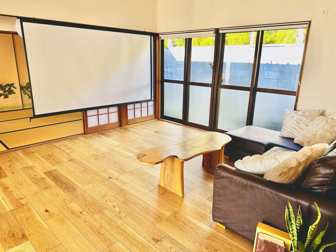 Véranda ensoleillée avec table basse en bois