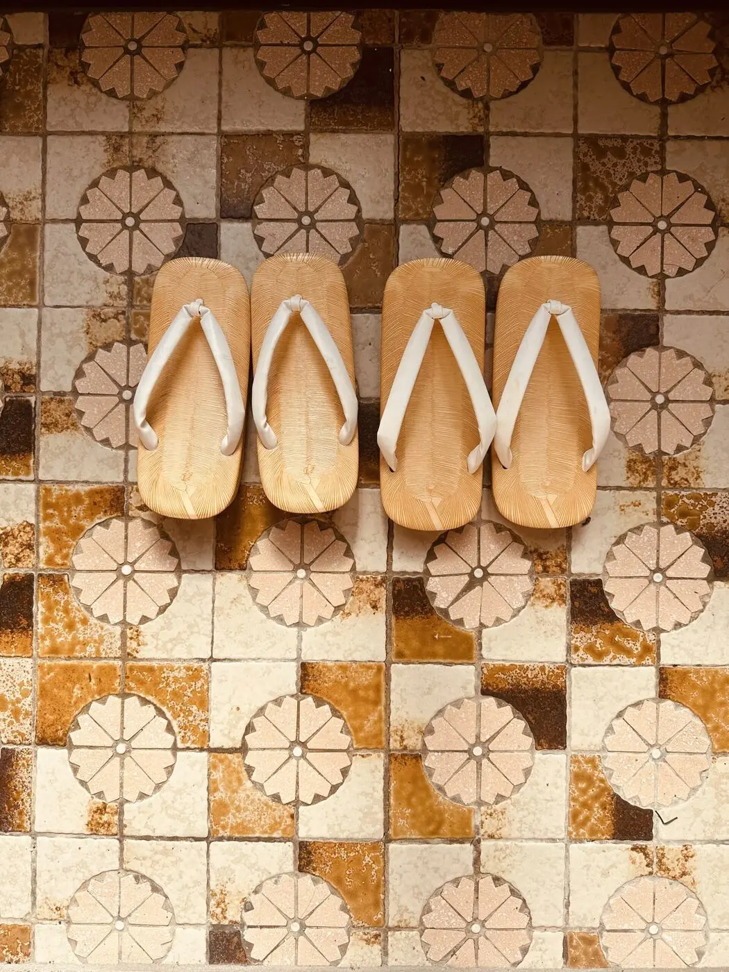 Genkan carrelé avec sandales zōri