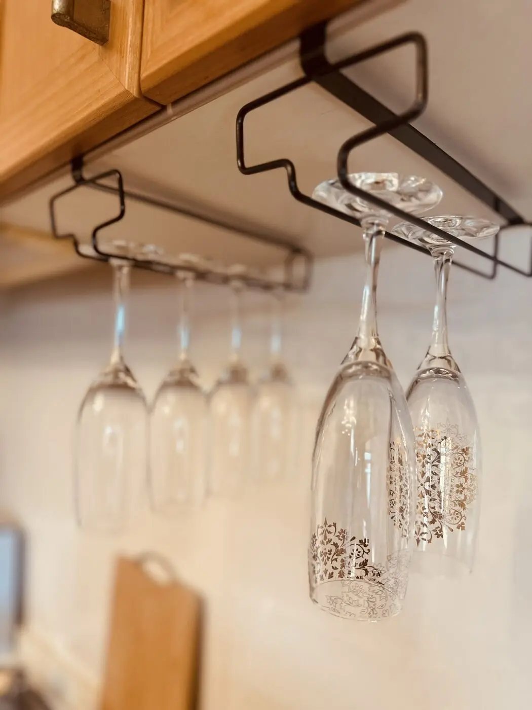 Verres à vin suspendus au-dessus du comptoir