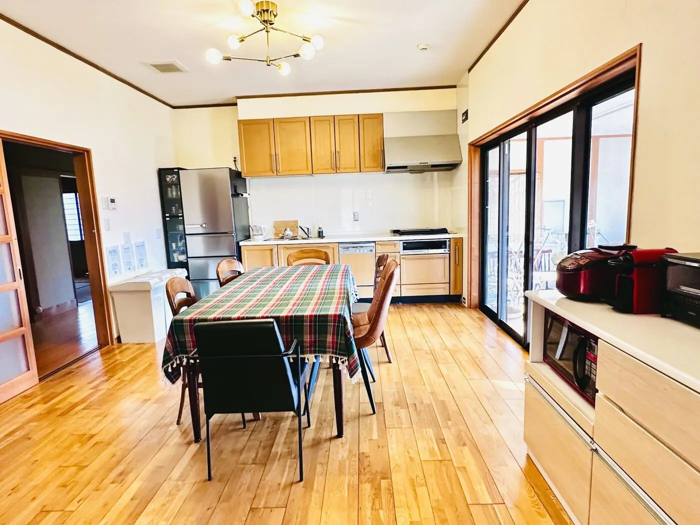 Cuisine équipée et table à manger