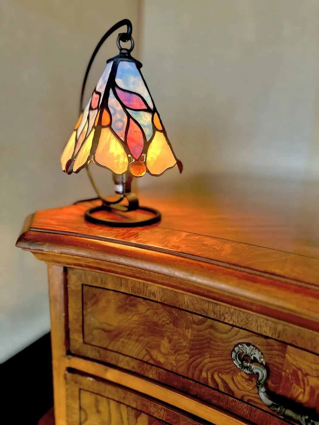 Lampe en verre coloré allumée le soir