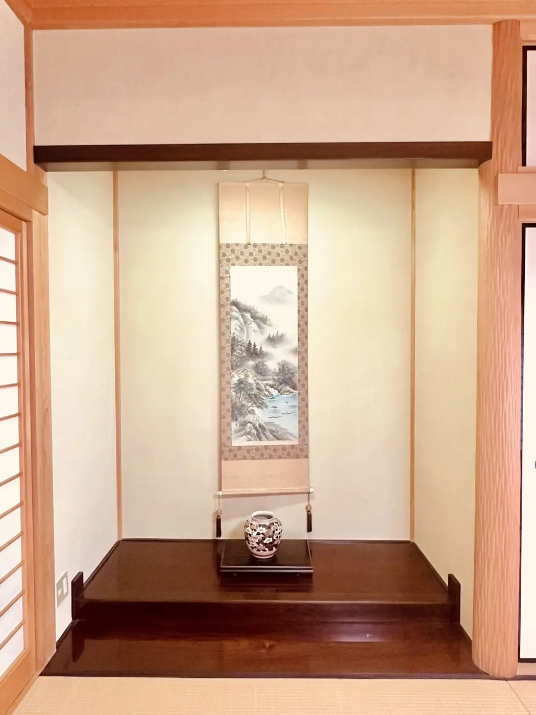 Tokonoma avec rouleau calligraphié